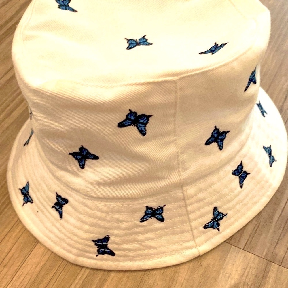 (GOOD CONDITION) Forever 21 girls bucket hat w/blue butterflies 🦋!! (One size) - Picture 2 of 16